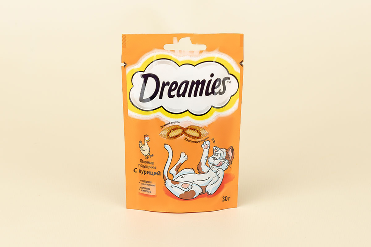Лакомство для кошек «Dreamies» подушечки с курицей, 30 г